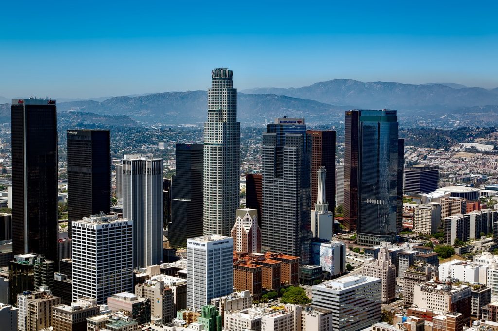 US Bank Tower. Immagine panoramica dei grattacieli di Los Angeles fra cui spicca la torre cilindirca della Bank Tower