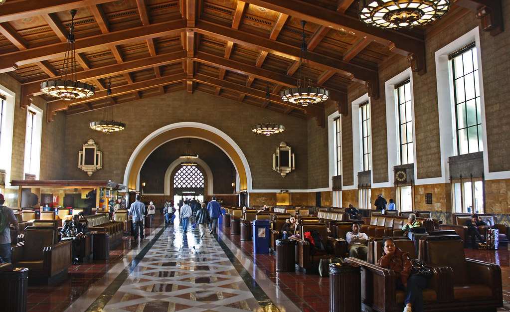 LAUS. Immagfine della sala d'attesa della Los Angeles Union Station in cui spiccano pavimenti, pareti e sedute in stile antico