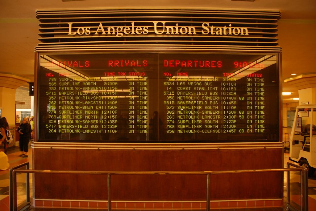 LAUS. Immagine del tabellone orario digitale della Los Angeles Union Station 