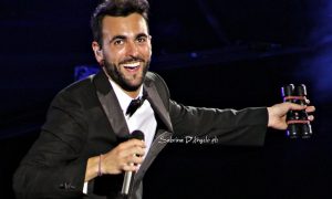 Marco Mengoni. Immagine del cantante Mengoni durante un concerto