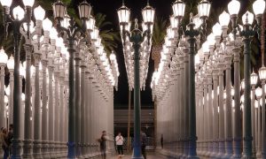 Urban Light. Lampioni dellopera Urban light descrivono file tra le quali passeggiare