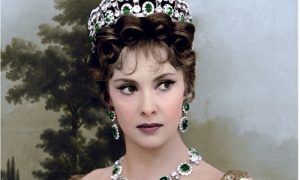 Gina Lollobrigida - Gina Lollobrigida con parure di smeraldi