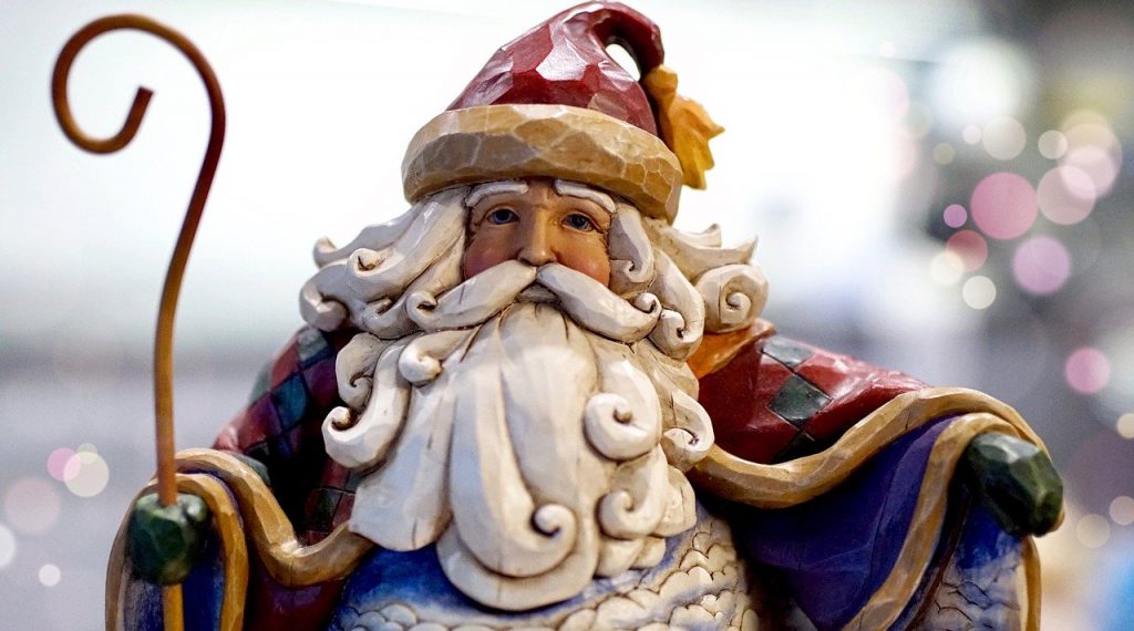 Santa Claus. Statuetta raffigurante Babbo Natale in abito rosso e con bastone pastorale
