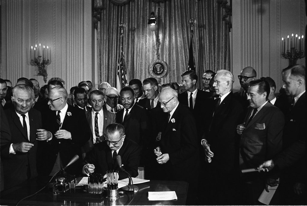 Martin Luther King. Foto storica in cui viene siglata la Legge sui Diritti Civili