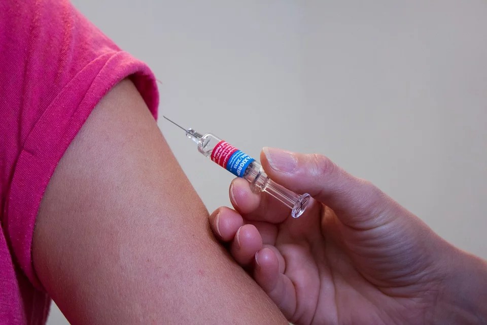 Il Coronavirus in U.S.A. - Vaccino sul braccio