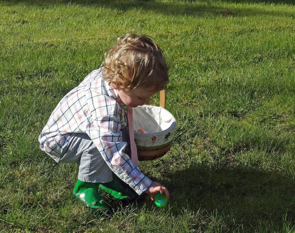 Easter Egg Hunt, un bambino gioca alla caccia alle uova di Pasqua