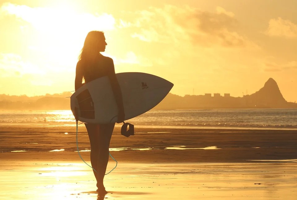 Coronavirus in California - Beach Surfer al tramonto