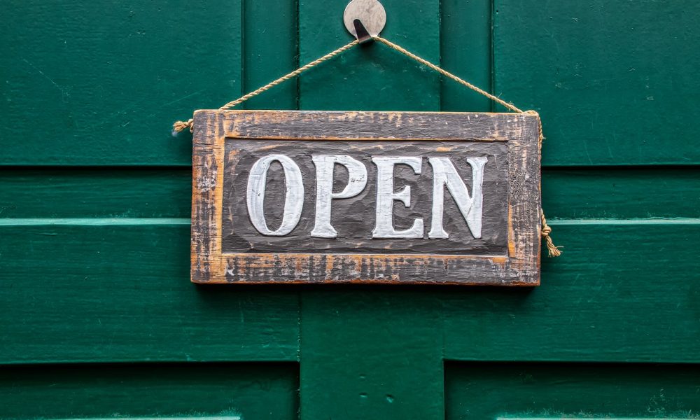 riapertura parrucchieri e ristoranti, targhetta "open"