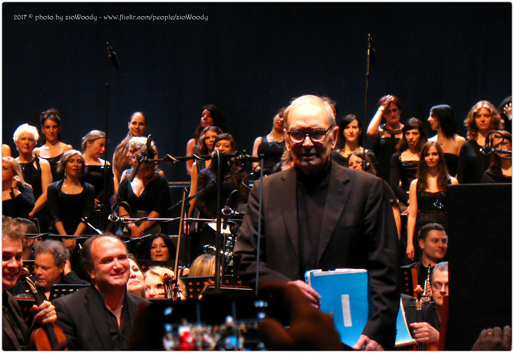 il maestro Ennio Morricone - Morricone Dopo Un Concerto con la cartellina