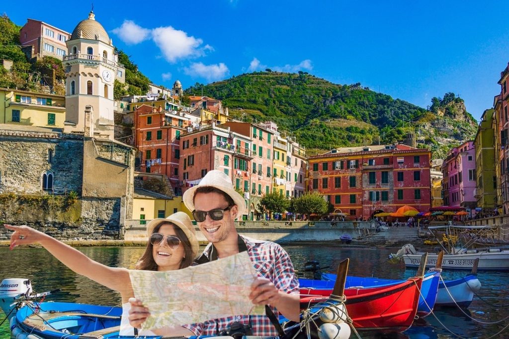 Viaggiare in Italia - Paesaggio Italiano con turisti