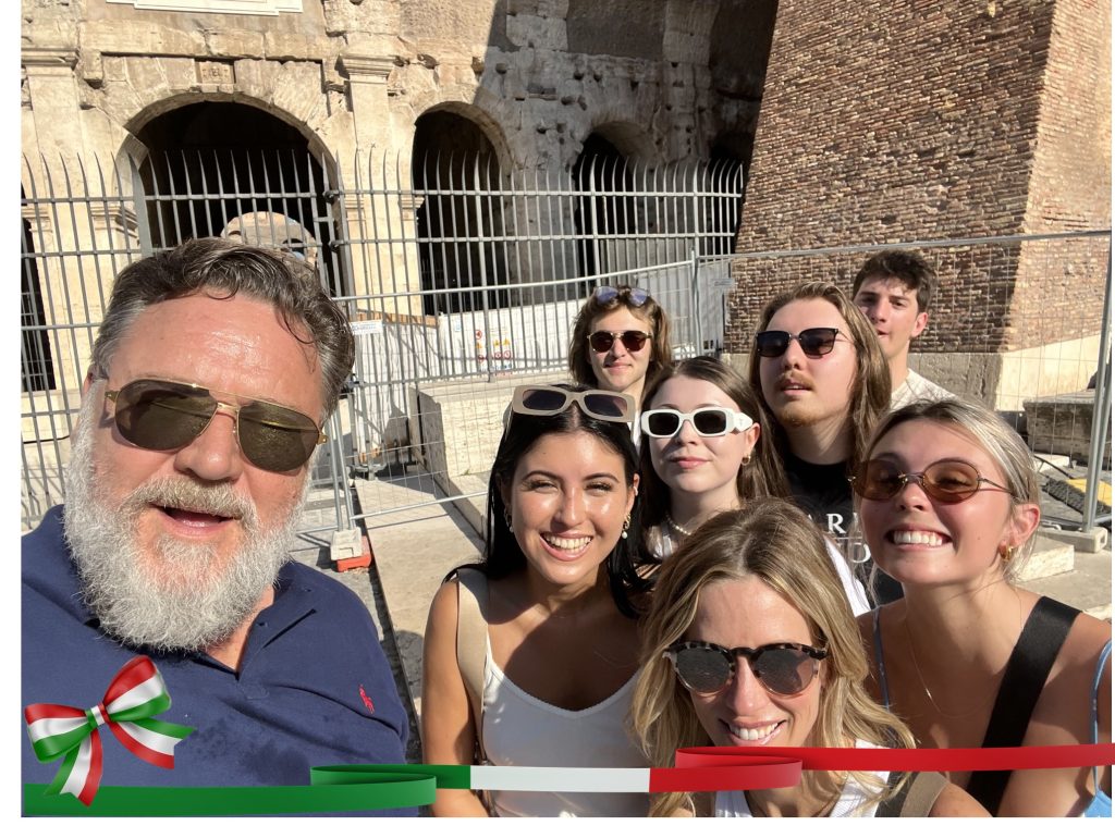 Russell Crowe le origini italiane - Con I Fan A Roma al Colosseo