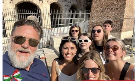 Russell Crowe le origini italiane - Con I Fan A Roma al Colosseo