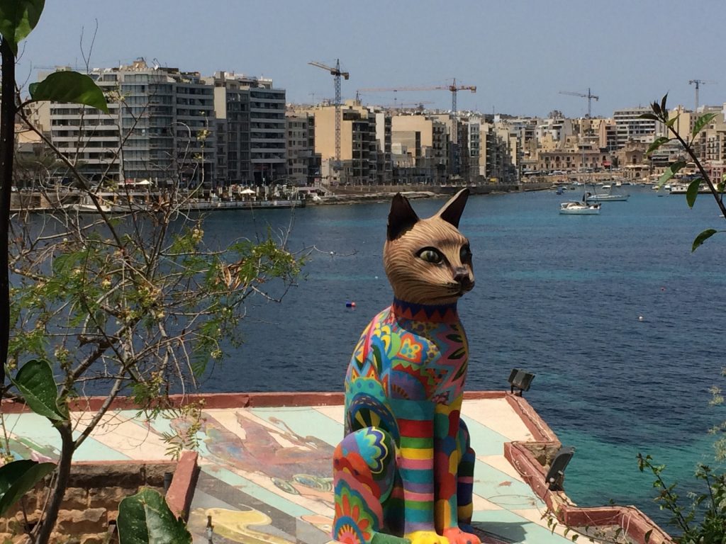 Cosa vedere a Sliema - La statua gigante di gatto presso i Giardini dell'Indipendenza