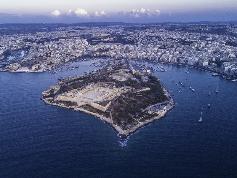Fort island risalta su Manoel island.