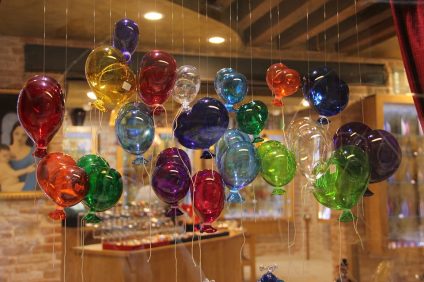 la lavorazione del vetro a Malta - vetro artigianale a forma di palloncini