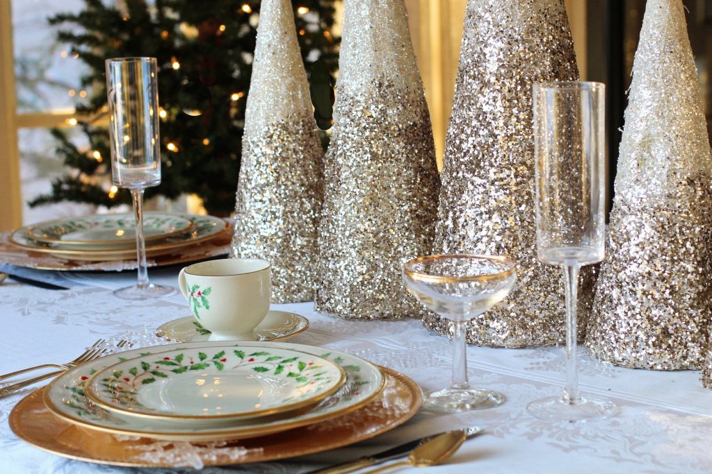 Natale. Tavola elegantemente apparecchiata per il cenone prenatalizio