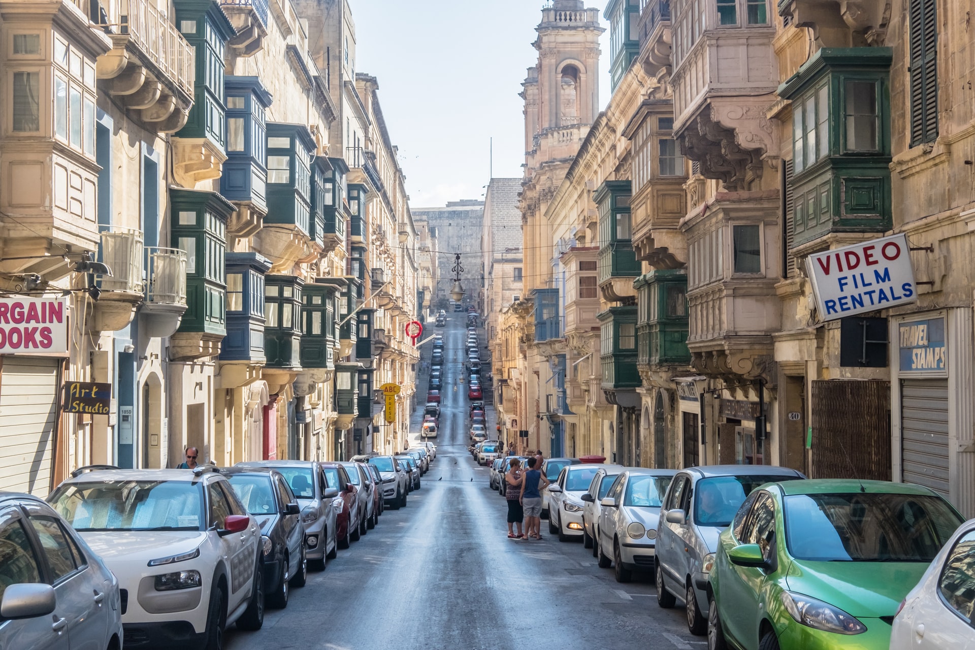 scuola guida - strada di Valletta con auto parcheggiate