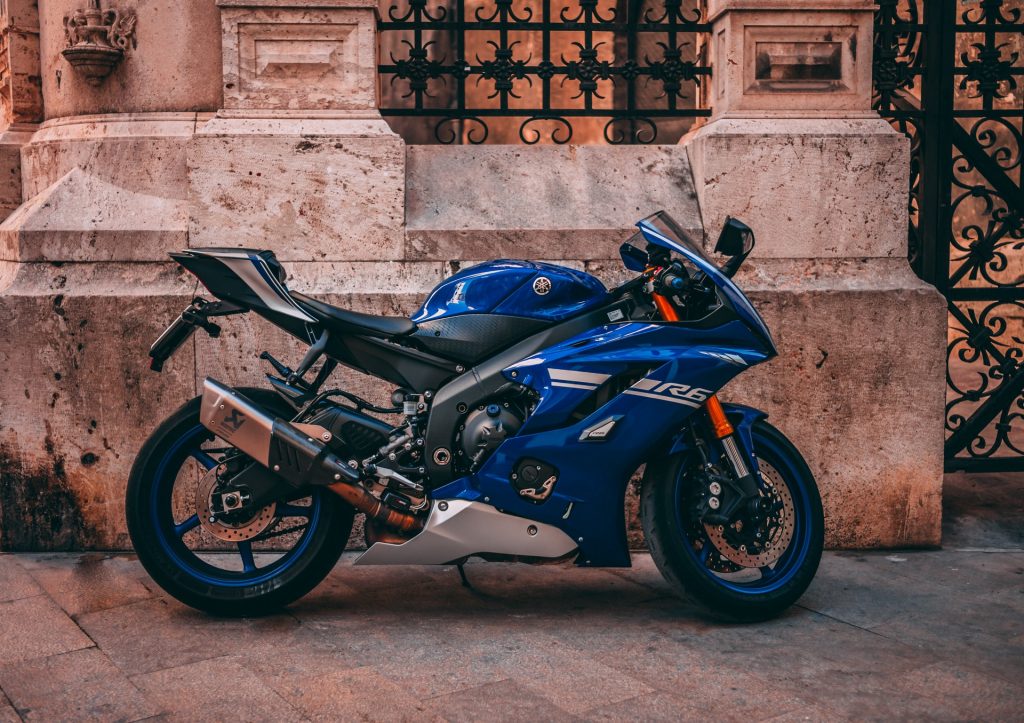 scuola guida - una moto parcheggiata 