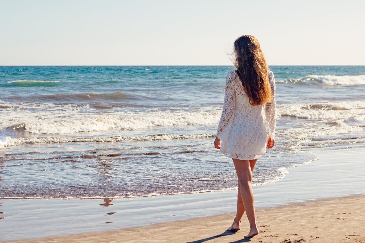 una ragazza sulla spiaggia