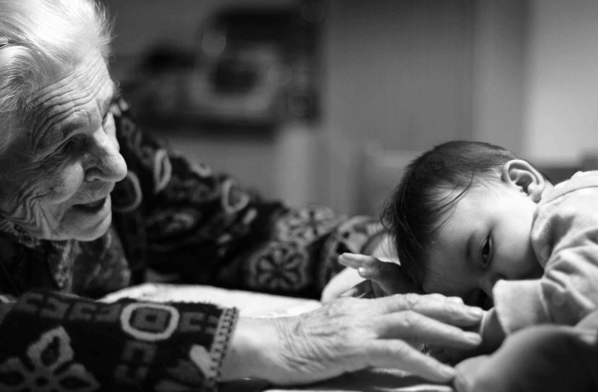 Barbara Baschiera - foto in bianco e nero di una nonna con nipote