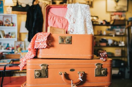 viaggiare - una valigia con vestiti