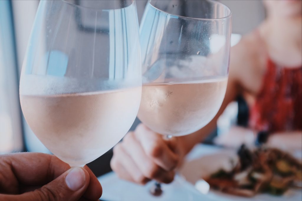 due calici di vino rosè