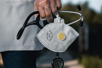 materiale sanitario: mano di un dottore in camice