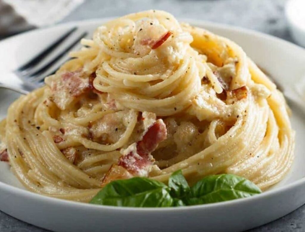 Spaghetti alla Carbonara - Servido
