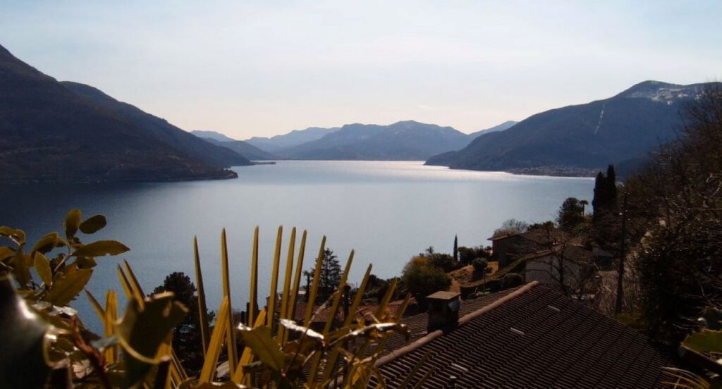 Lago Maggiore - Vista De Las Momtañas Del Agua