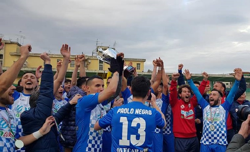 Vincenzo Gallo - I giocatori dell'U.s. Marcianise alzano la Coppa