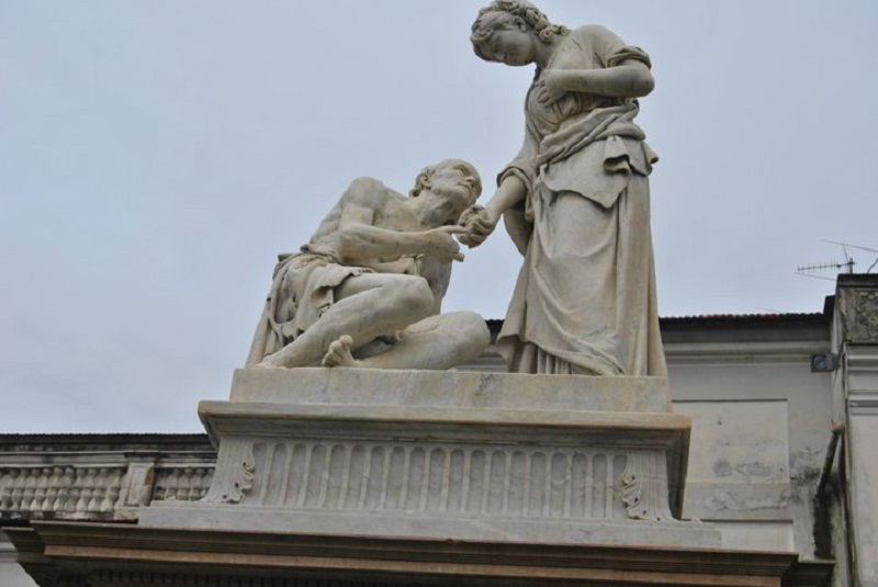 Particolare della statua della Carità di Onofrio Buccini