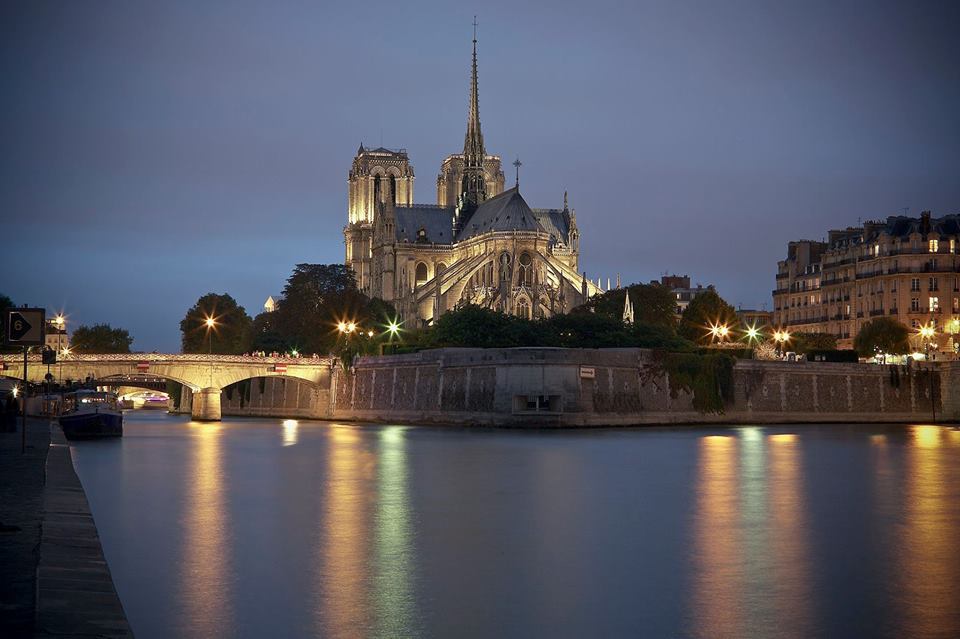 Cattedrale Notre Dame in notturna