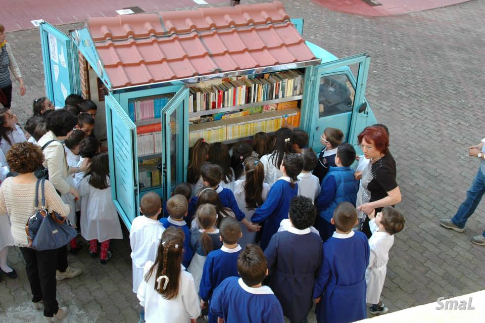 bibliomotocarro - Alunni attorno ai libri