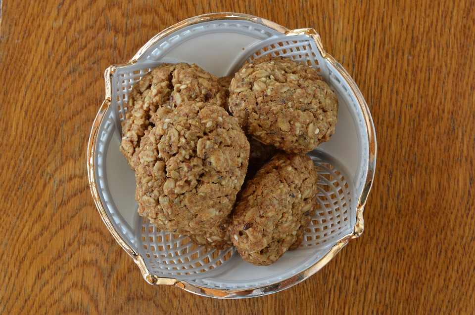 Le Strazzate - Biscottini in un piatto di ceramica