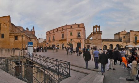 Mariolina Venezia - Matera e i turisti a passeggio