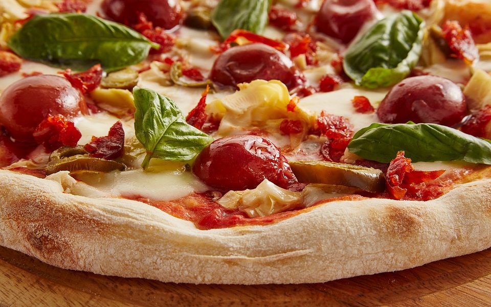 Pizza alla lucana - pizza con pomodoro pennulo