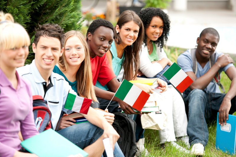 Accademia internazionale della cultura italiana - Ragazzi con tricolore