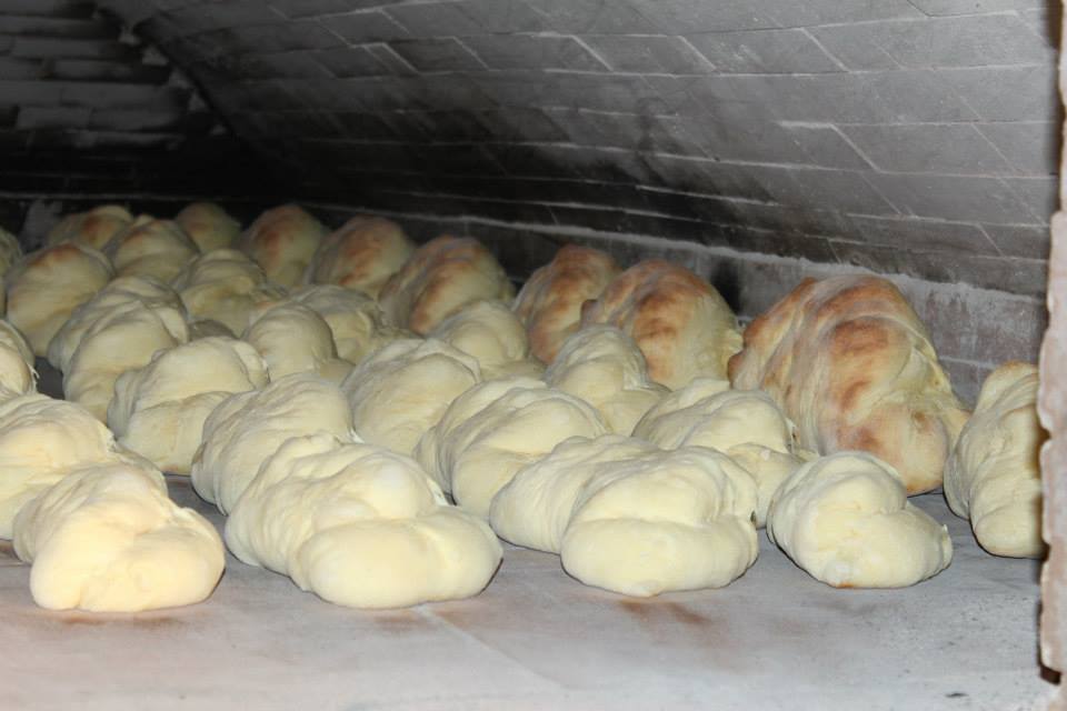Il forno più antico di Matera - infornata di pane