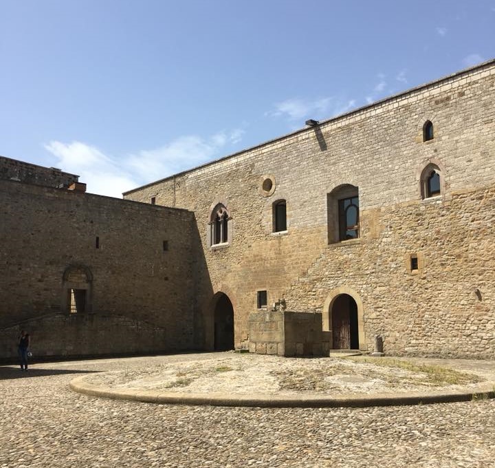 Fedez ha origini lucane - Castello Di Lasopesole con la corte in dettaglio
