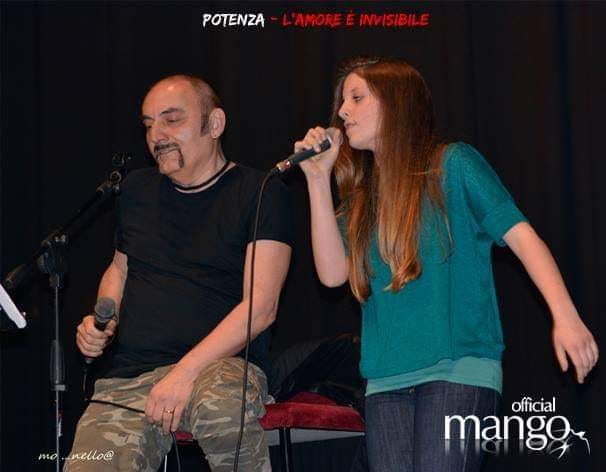 Angelina Mango vince Amici -Angelina canta Con Il Padre Mango