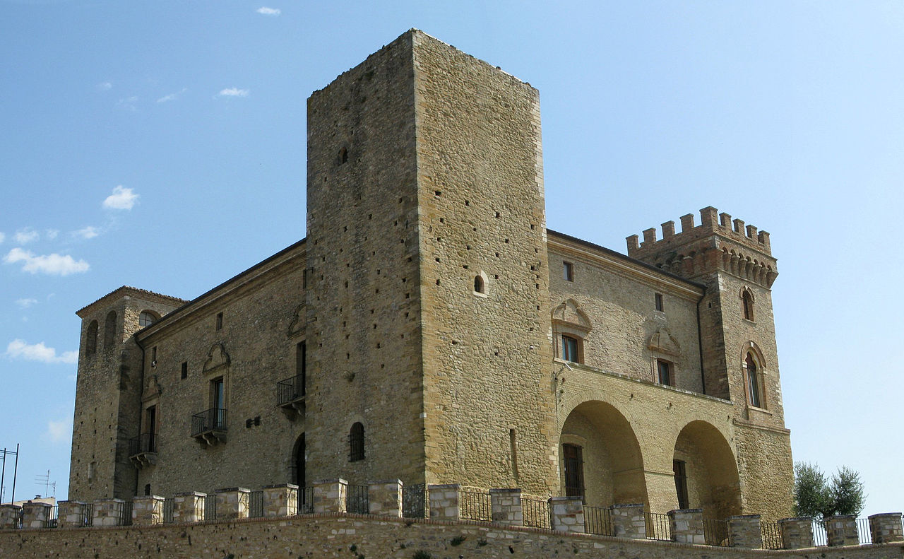 Il Castello Ducale Di Crecchio