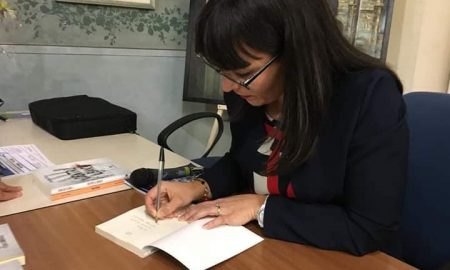 Sonia Bucciarelli firma una copia del suo romanzo