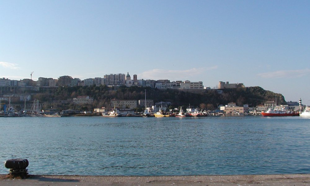 visuale del castello e Terravecchia dall'attuale molo turistico del porto di Ortona