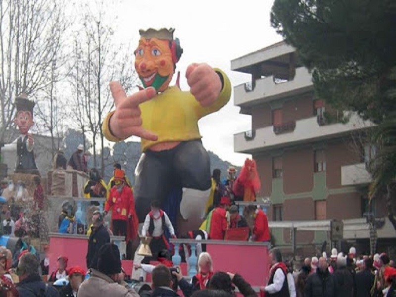 Carnevale d'Abruzzo - una sfilata di carri allegorici