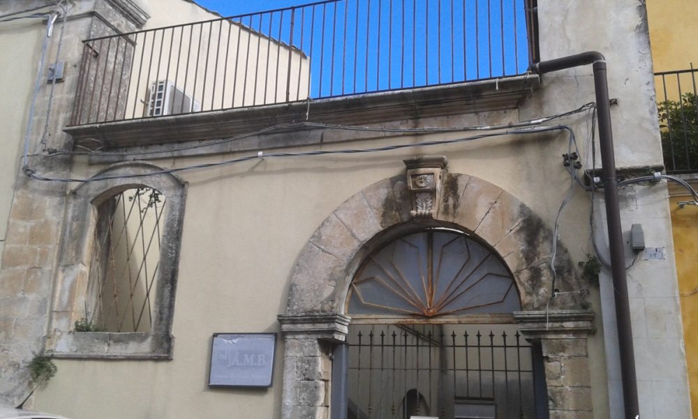 L'ingresso dl centro giovanile di Palazzolo Acreide