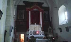 L'interno della chiesa di San Francesco abbellita per la festa