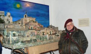 Giovanni Leone con uno dei presepi alla Casa museo di Palazzolo