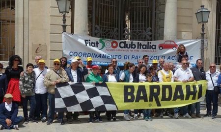I partecipanti al raduno in piazza a Palazzolo