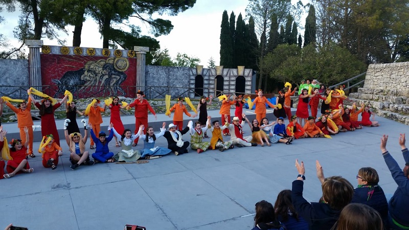 La commedia Le Rane del plesso D'Albergo tra le scuole di Palazzolo