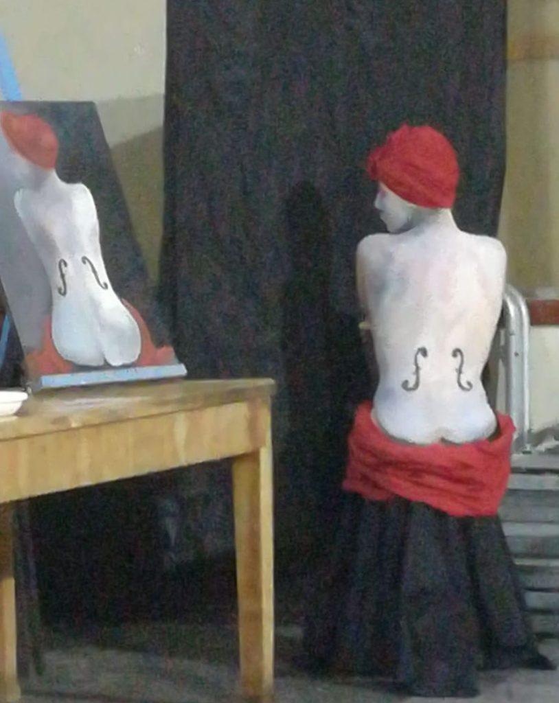Performance di body art a Palazzolo durante l'evento per le donne